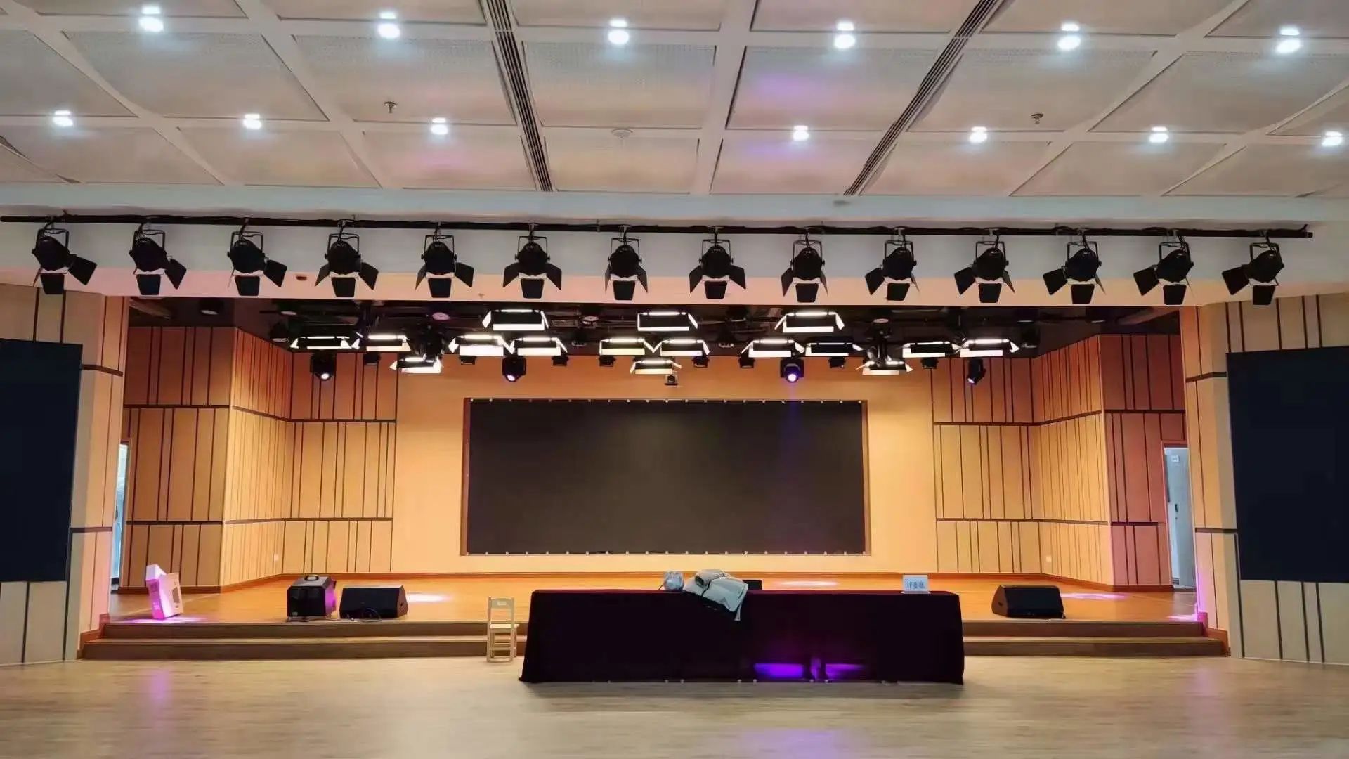 南宫NG28专业灯光音响扩声系统工程产品服务于某学堂会堂！
